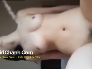 Gấu rên sướng lên đỉnh trong tư thế "cưỡi ngữa"