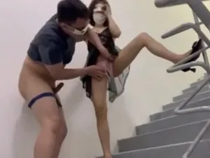 Hai bà xã người chồng chịch trên cầu thang cực phê