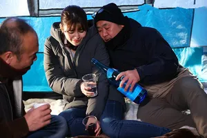 Anh xã ngu ngục để vợ đi cắm trại với hàng xóm