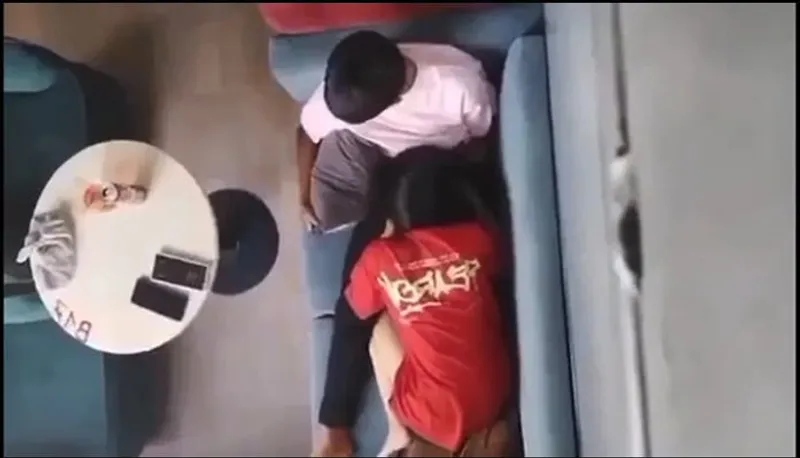 Quay lén bạn gái mút liếm cho ghệ nơi công cộng