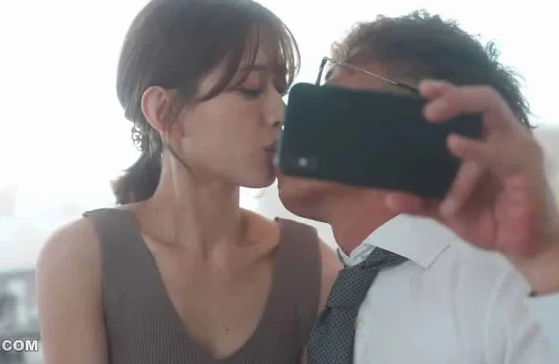 Thấy bà xã hơi lạ, chồng yêu xem điện thoại bà xã và thấy cảnh địt với tiền bối của mình