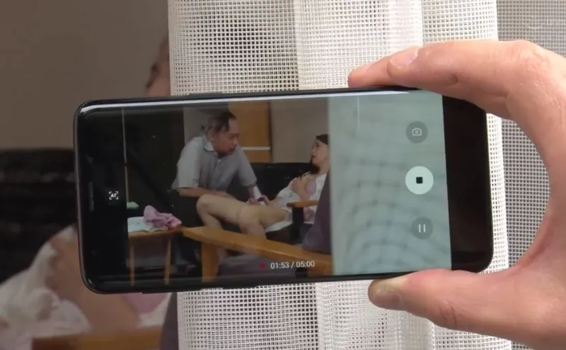 Vợ của con trai gian díu với bố ông xã bị gã tiền bối khu phố phát hiện